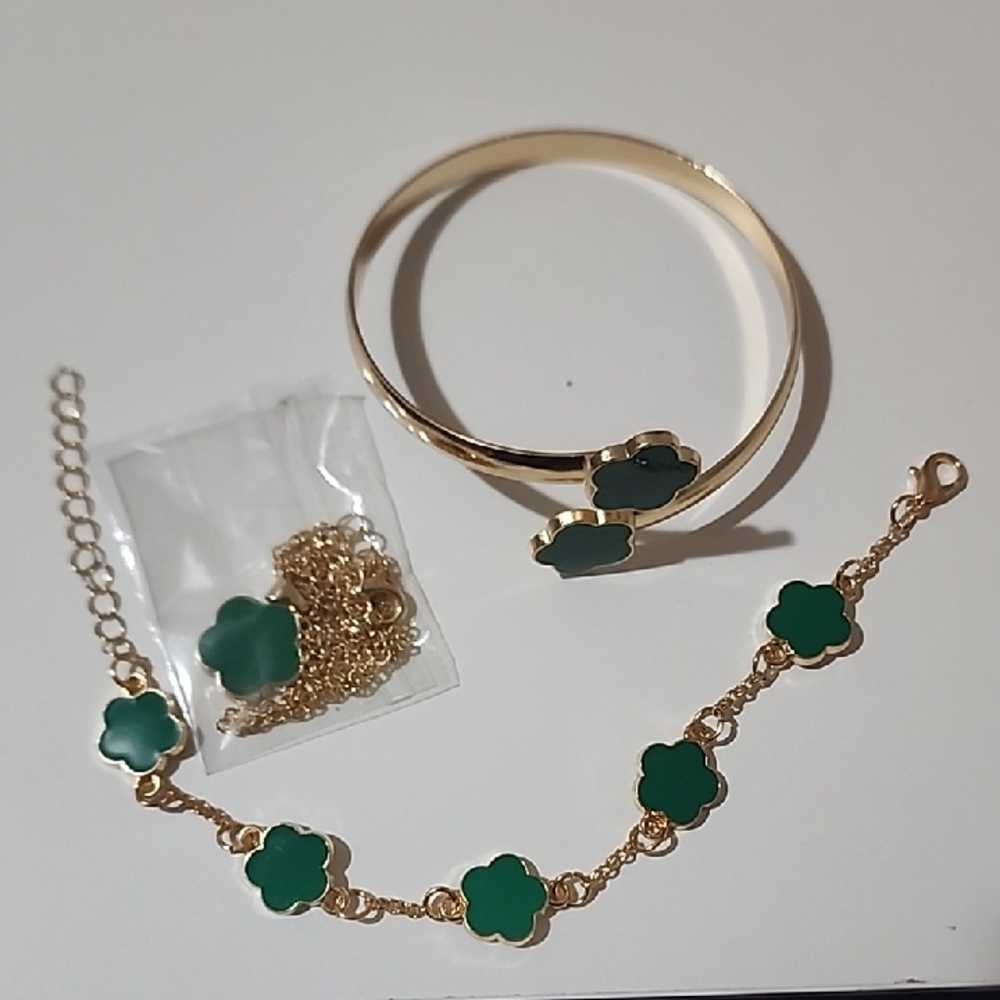 costume Elegant and Green Clover Jewelry Set
